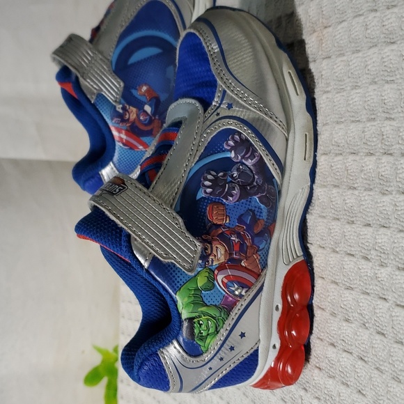 Marvel Super Hero Adventures boys light up sneakers size 11 - Picture 6 of 8